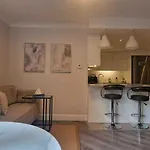 Upgraded & Slick 2bd Heart Of At Christchurch