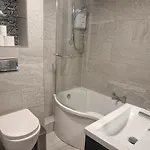 Upgraded & Slick 2bd Heart Of At Christchurch *