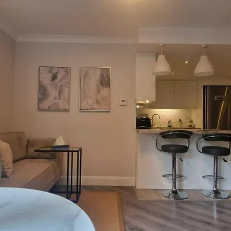 Upgraded & Slick 2bd Heart Of At Christchurch