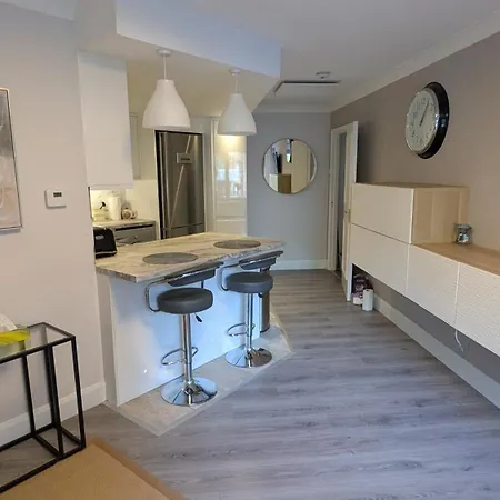 Upgraded & Slick 2bd Heart Of At Christchurch *