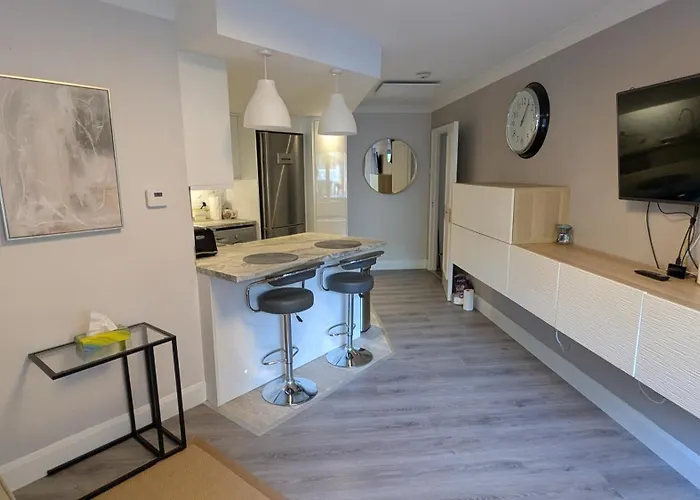 Upgraded & Slick 2bd Heart Of At Christchurch *