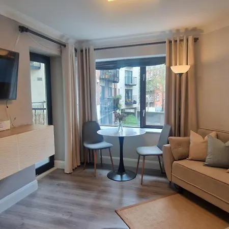 Upgraded & Slick 2bd Heart Of At Christchurch Lejlighed